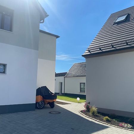 Modernes & Gepflegtes Hotelzimmer Mit Kueche! Bernstadt  Exterior foto