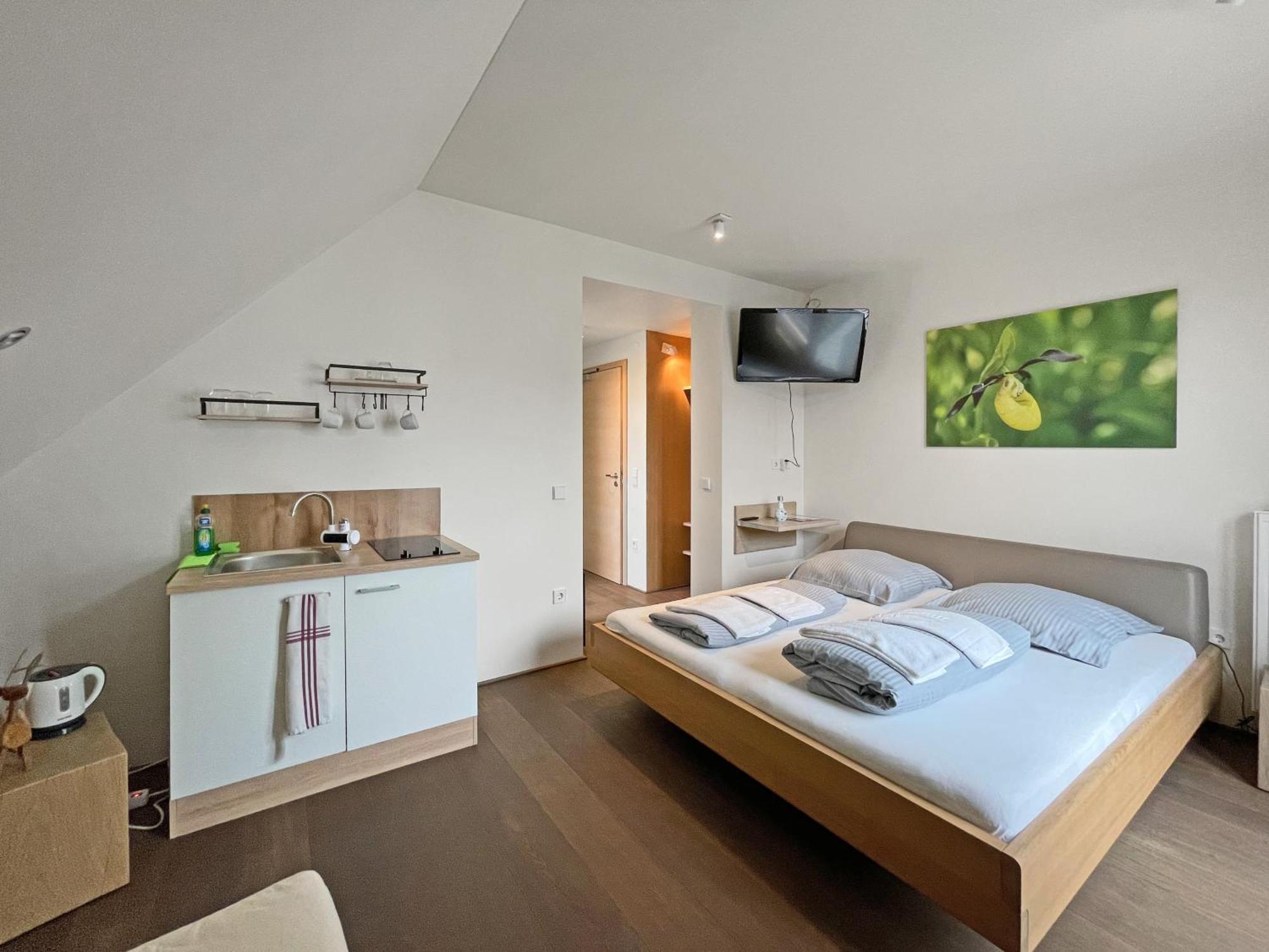 Modernes & Gepflegtes Hotelzimmer Mit Kueche! Bernstadt  Exterior foto