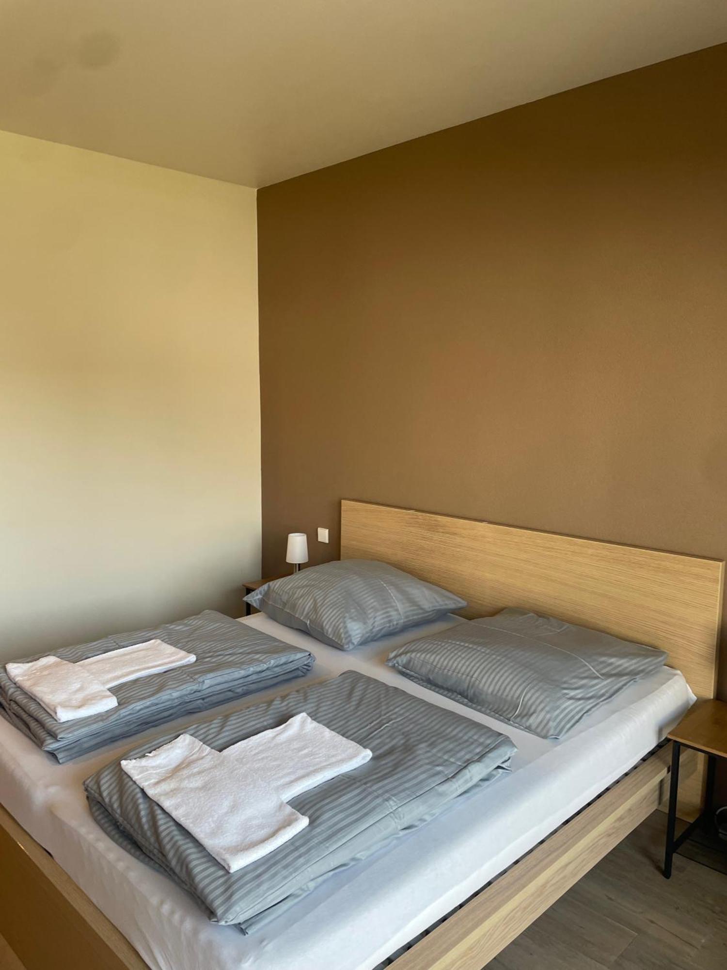 Modernes & Gepflegtes Hotelzimmer Mit Kueche! Bernstadt  Exterior foto