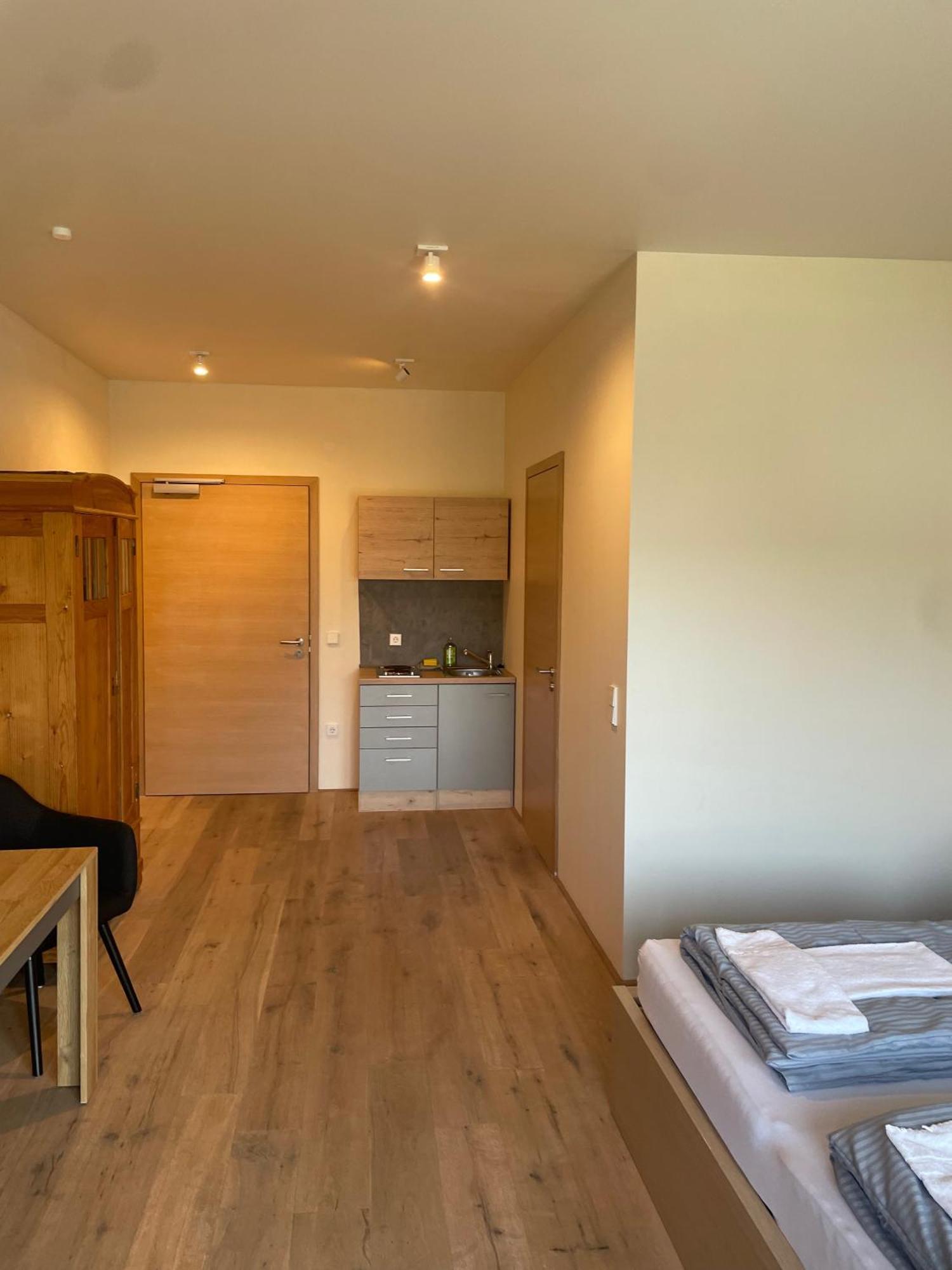 Modernes & Gepflegtes Hotelzimmer Mit Kueche! Bernstadt  Exterior foto