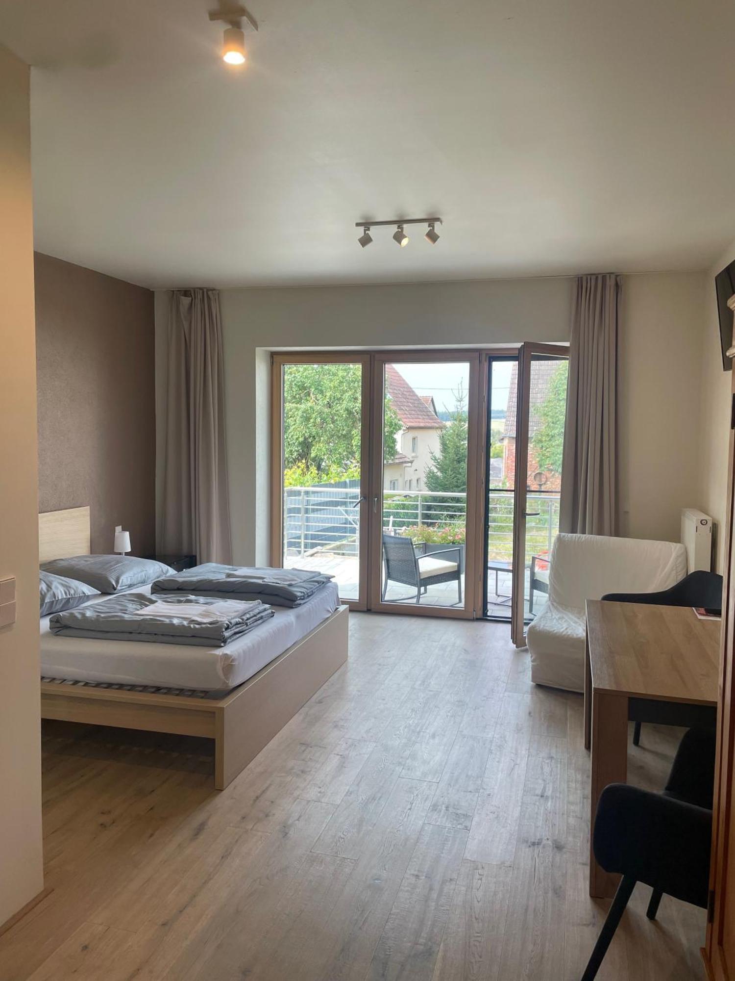 Modernes & Gepflegtes Hotelzimmer Mit Kueche! Bernstadt  Exterior foto
